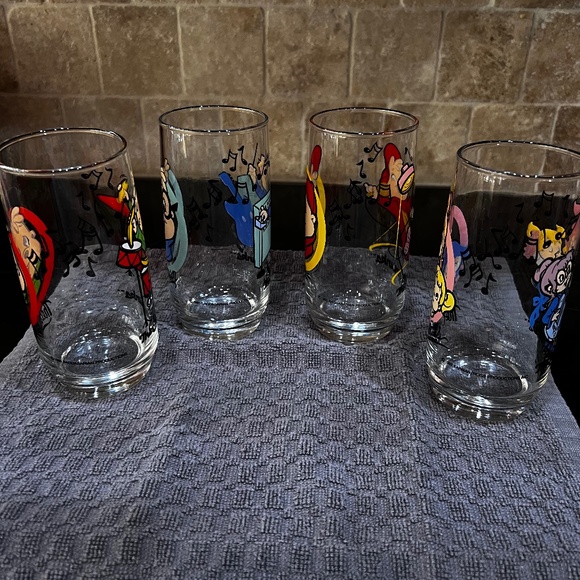 Vintage set of 4 1985 Hardees Chipmunk Glasses - Picture 3 of 6